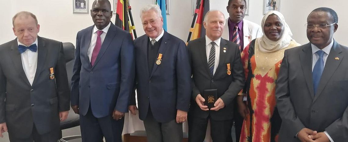 Dr. Gerl erhält Auszeichnung in Uganda